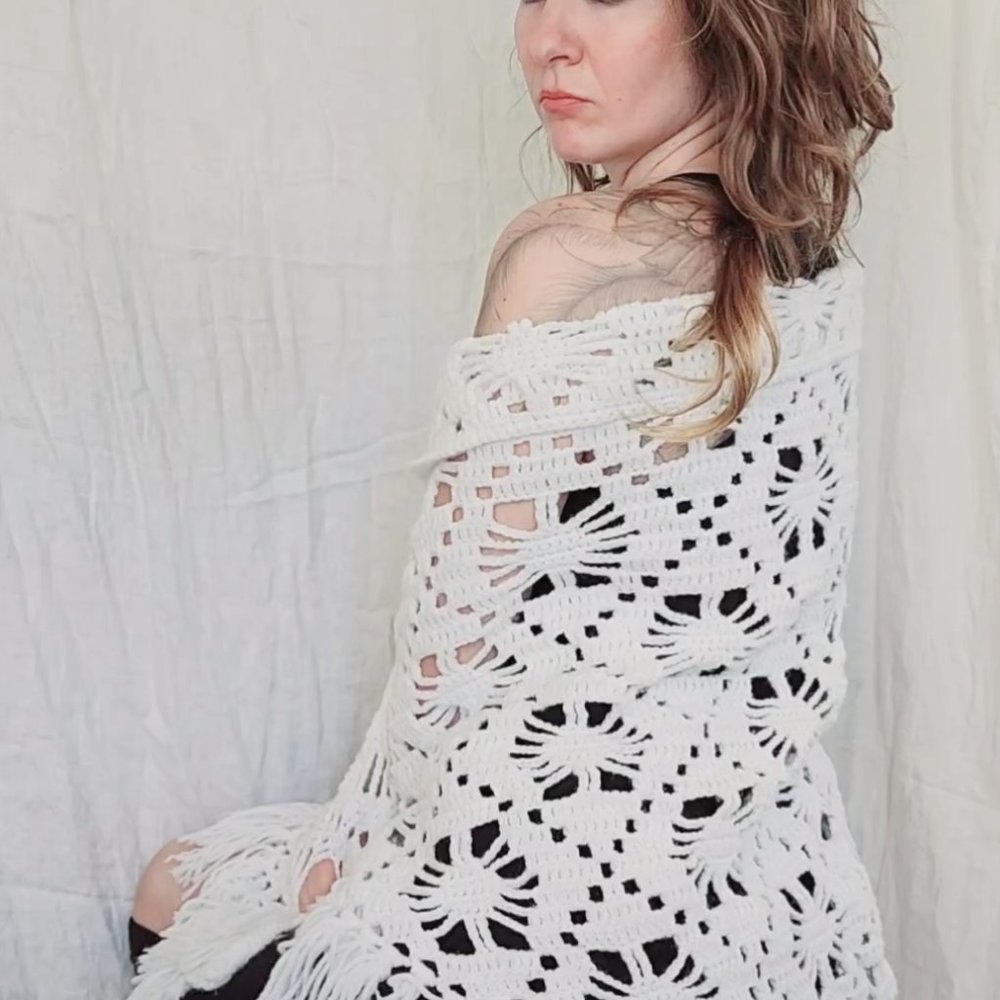 white cottagecore granny shawl, Vintage 1970 handmade fringe crochet shrug scarf - Picture 14 of 16